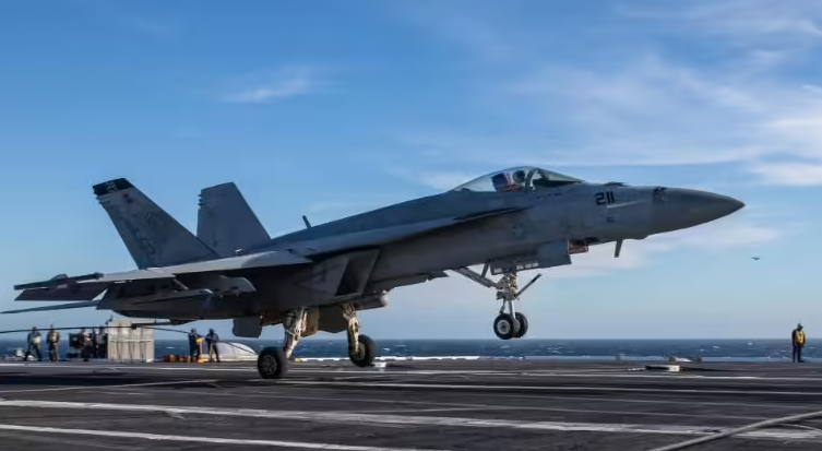 美国 3 架坠海“超级大黄蜂”战机未能找回(图1) 美国 3 架坠海“超级大黄蜂”战机未能找回(图1)