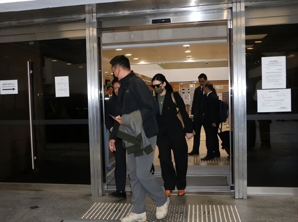 张柏芝太惨了！遭前经纪人伪造合同，诈骗千万片酬，还被威胁不听话就抹黑你(图7)