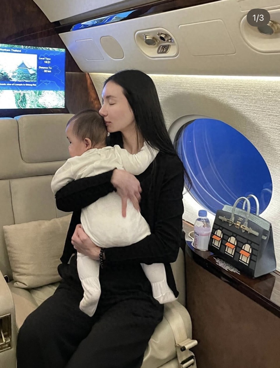 何猷君前任为二胎庆生，搭私人飞机出国庆祝，儿子已一岁生父不详(图1)