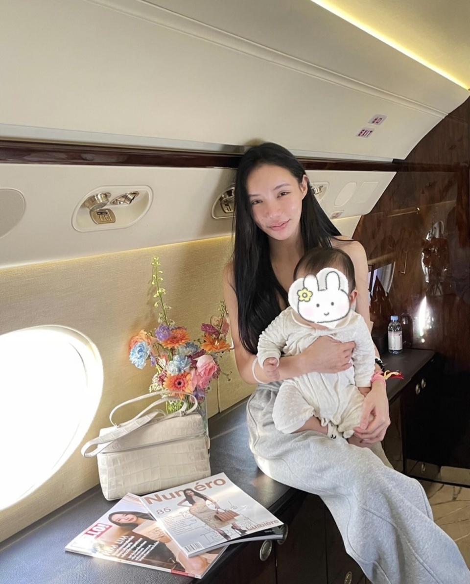何猷君前任为二胎庆生，搭私人飞机出国庆祝，儿子已一岁生父不详(图4)