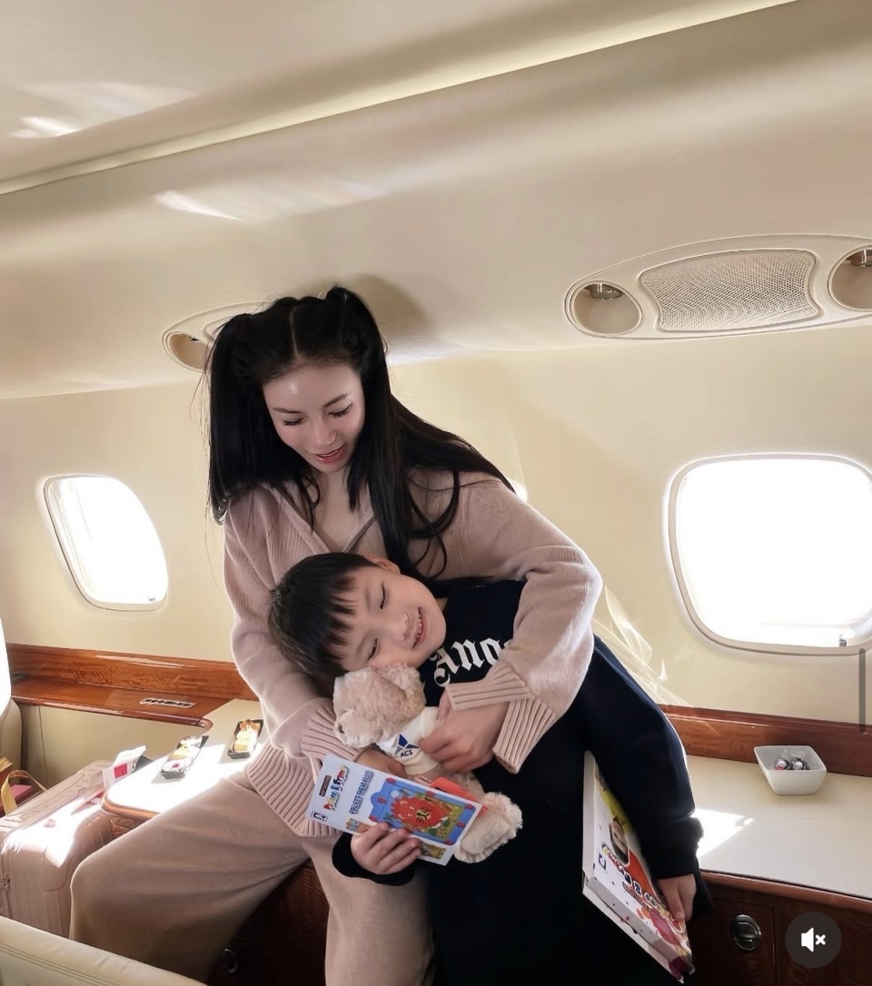 何猷君前任为二胎庆生，搭私人飞机出国庆祝，儿子已一岁生父不详(图7)