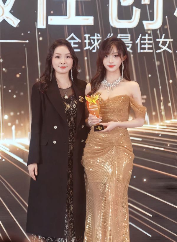 2025亚洲国际电影节聚焦新生代力量 王莹斩获＂亚洲时尚热点人物＂殊荣(图5)