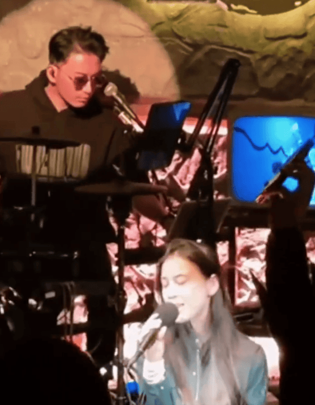 黄圣依大理旅游被偶遇！素颜酒馆唱歌，不施粉黛依旧美翻(图1)