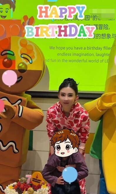 张柏芝为小儿子庆7岁生日！母子切蛋糕画面超幸福(图4)