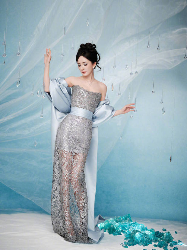 杨幂蓝色蝴蝶结镂空裙美出圈！纤细美腿性感