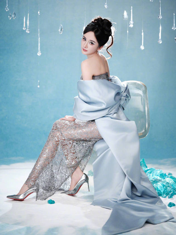 杨幂蓝色蝴蝶结镂空裙美出圈！纤细美腿性感迷人(图2)