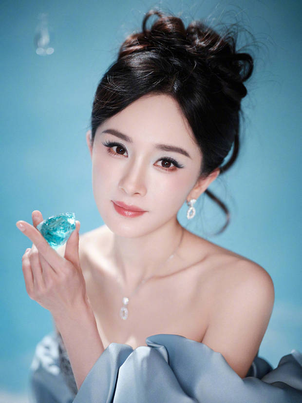 杨幂蓝色蝴蝶结镂空裙美出圈！纤细美腿性感迷人(图3)