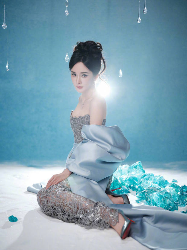 杨幂蓝色蝴蝶结镂空裙美出圈！纤细美腿性感迷人(图5)