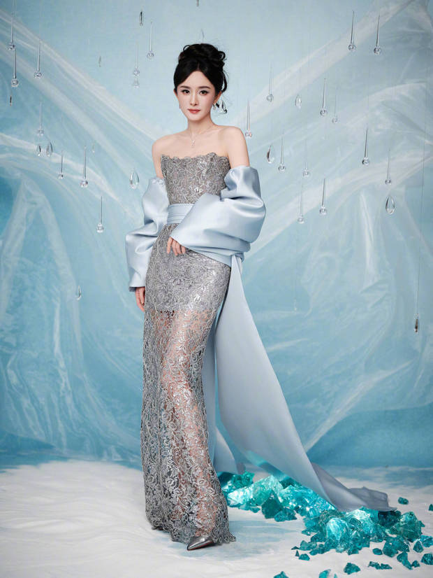 杨幂蓝色蝴蝶结镂空裙美出圈！纤细美腿性感迷人(图7)