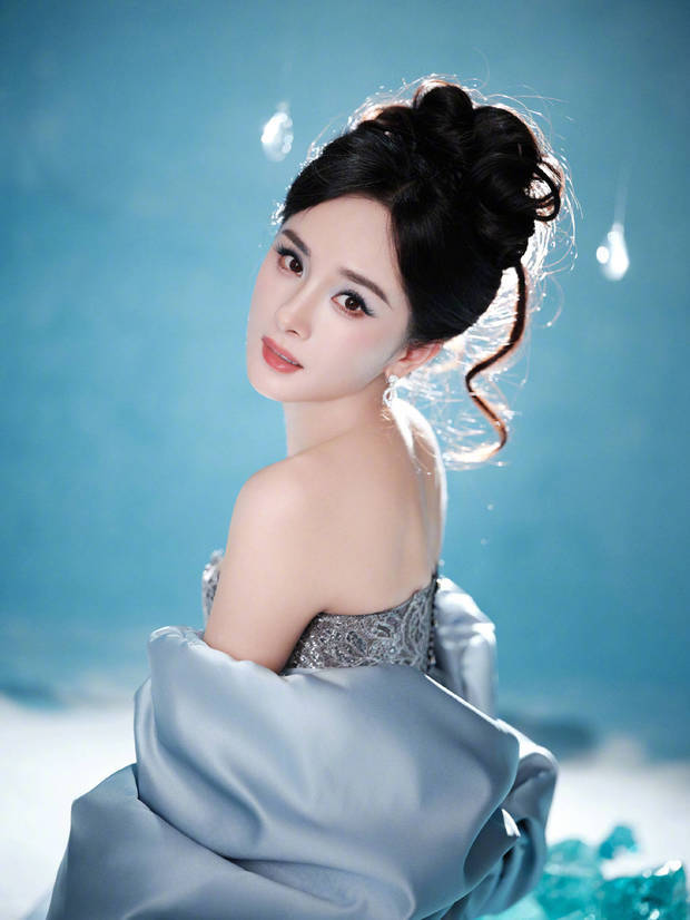 杨幂蓝色蝴蝶结镂空裙美出圈！纤细美腿性感迷人(图4)