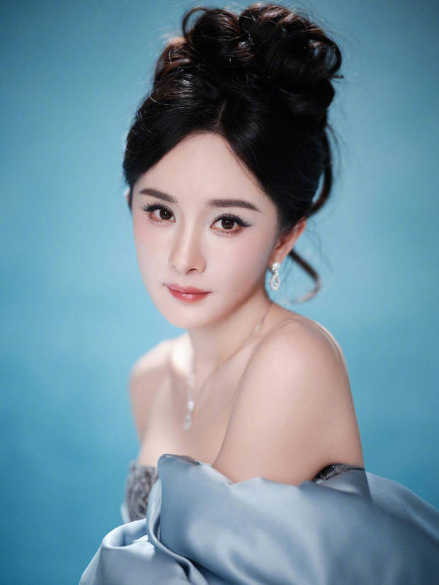 杨幂蓝色蝴蝶结镂空裙美出圈！纤细美腿性感迷人(图8)