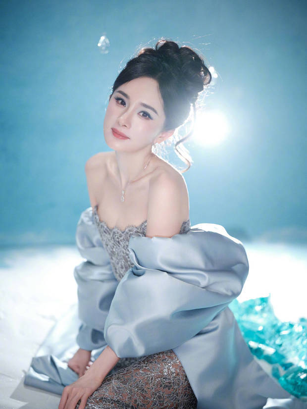 杨幂蓝色蝴蝶结镂空裙美出圈！纤细美腿性感迷人(图9)