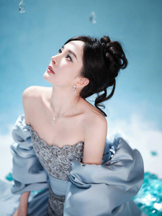 杨幂蓝色蝴蝶结镂空裙美出圈！纤细美腿性感迷人(图10)