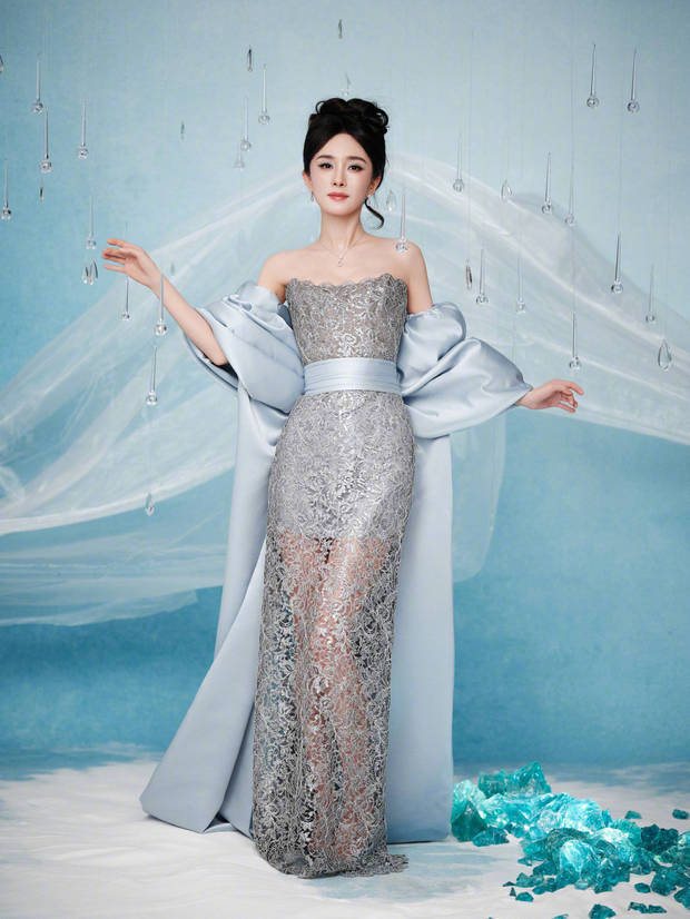 杨幂蓝色蝴蝶结镂空裙美出圈！纤细美腿性感迷人(图11)