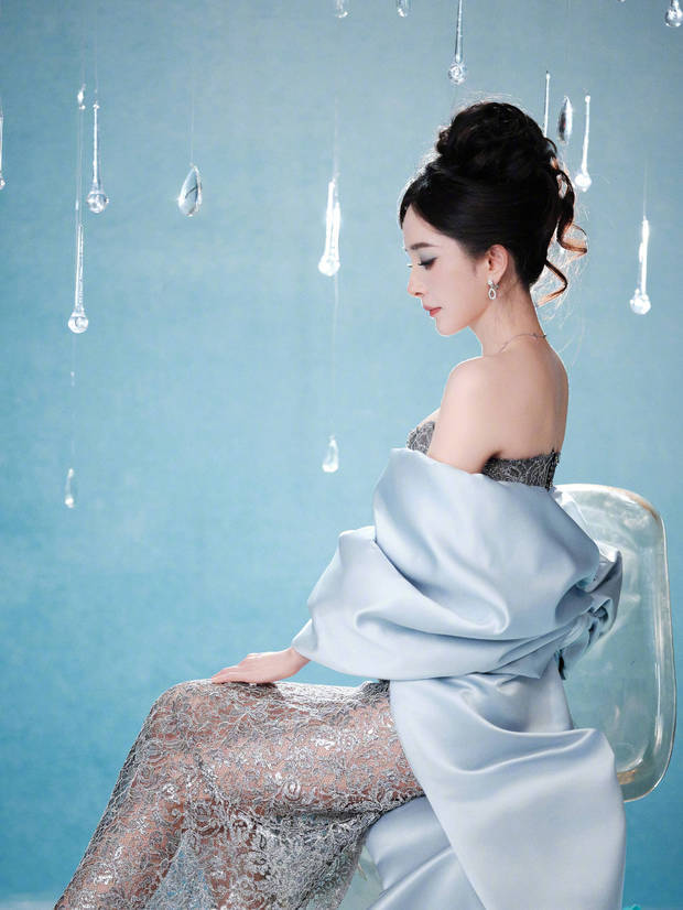 杨幂蓝色蝴蝶结镂空裙美出圈！纤细美腿性感迷人(图12)