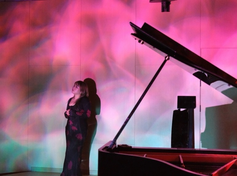 刘欣谕：钢琴家不再是“诠释者”——她用光影与互动重塑当代音乐现场(图1)
