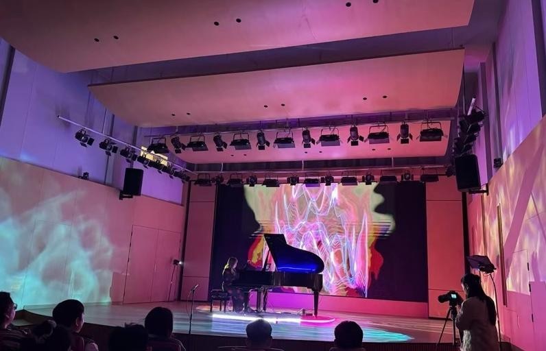 刘欣谕：钢琴家不再是“诠释者”——她用光影与互动重塑当代音乐现场(图2)