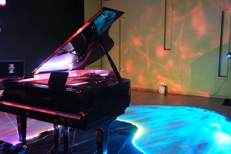 刘欣谕：钢琴家不再是“诠释者”——她用光影与互动重塑当代音乐现场(图3)