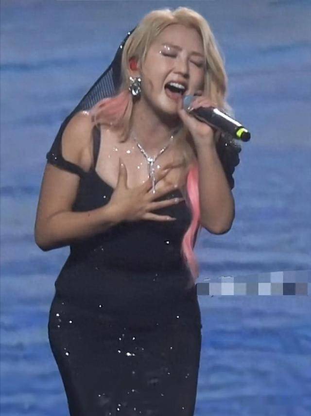 39岁何洁演唱会状态曝光，肚子三层肉腋下勒出副乳，养4娃显疲惫(图4)