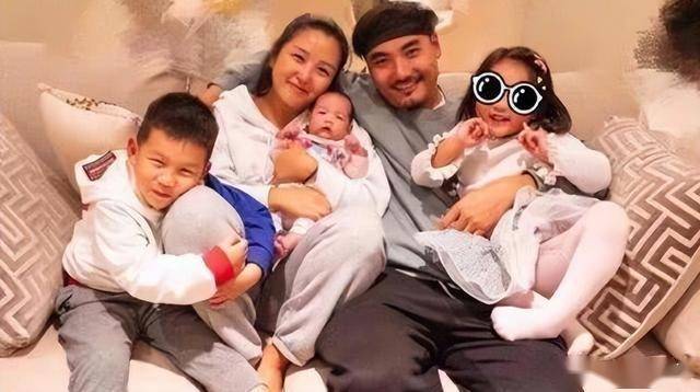 39岁何洁演唱会状态曝光，肚子三层肉腋下勒出副乳，养4娃显疲惫(图13)