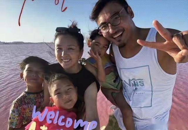 39岁何洁演唱会状态曝光，肚子三层肉腋下勒出副乳，养4娃显疲惫(图14)