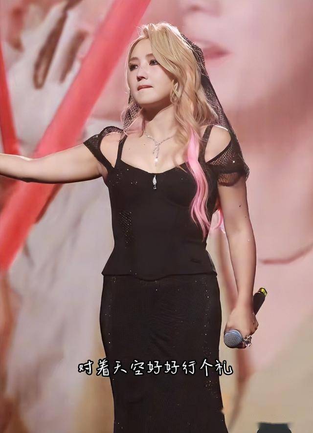 39岁何洁演唱会状态曝光，肚子三层肉腋下勒出副乳，养4娃显疲惫(图16)