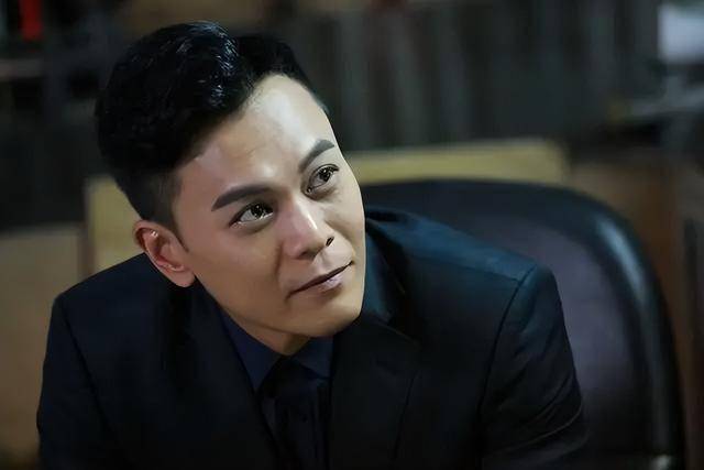 49岁前TVB男星疑不满被偷拍，用手指住拍摄者：我问你做什么呀(图1)