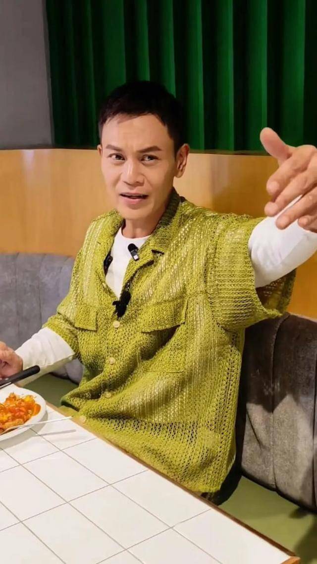 49岁前TVB男星疑不满被偷拍，用手指住拍摄者：我问你做什么呀(图3)