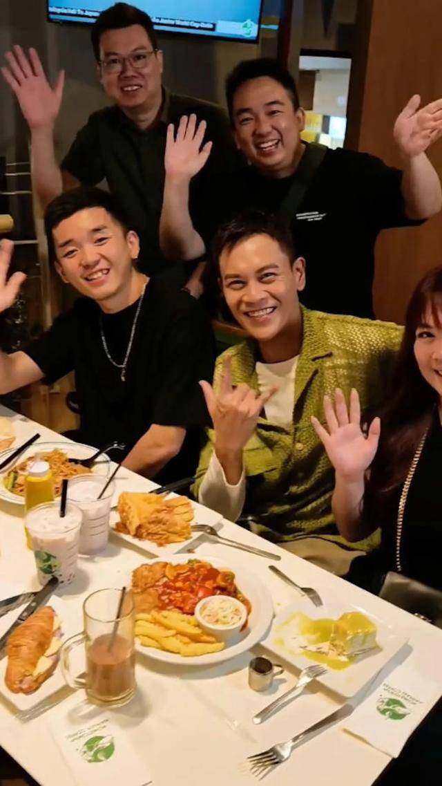 49岁前TVB男星疑不满被偷拍，用手指住拍摄者：我问你做什么呀(图4)