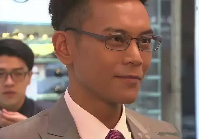 49岁前TVB男星疑不满被偷拍，用手指住拍摄者：我问你做什么呀(图7)