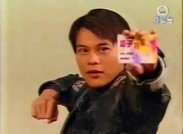 49岁前TVB男星疑不满被偷拍，用手指住拍摄者：我问你做什么呀(图6)