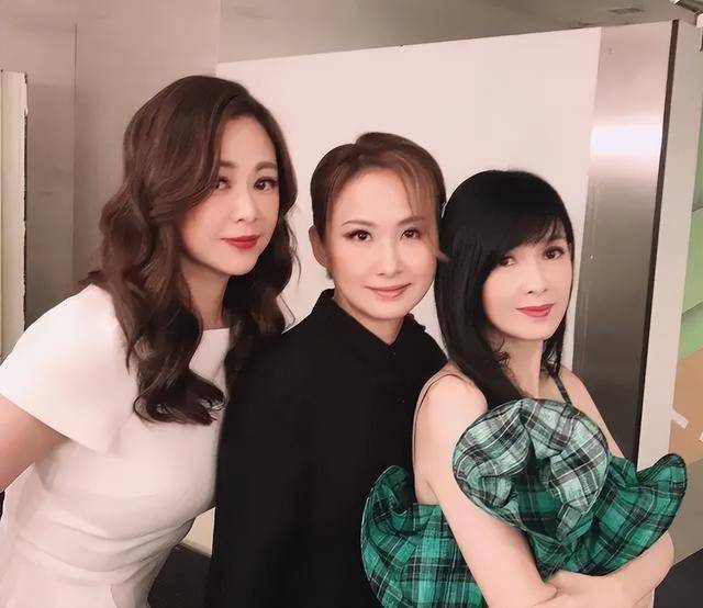 香港女歌手与内地公司闹翻！为旧爱放弃事业惨遭背叛未婚产子(图1)