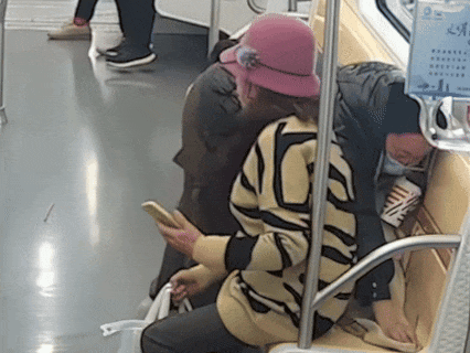 女乘客不慎打翻奶茶后解下围巾擦干地面，苏州地铁送上新围巾(图2)