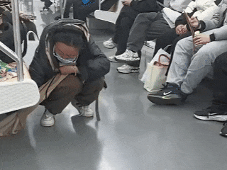 女乘客不慎打翻奶茶后解下围巾擦干地面，苏州地铁送上新围巾(图1)