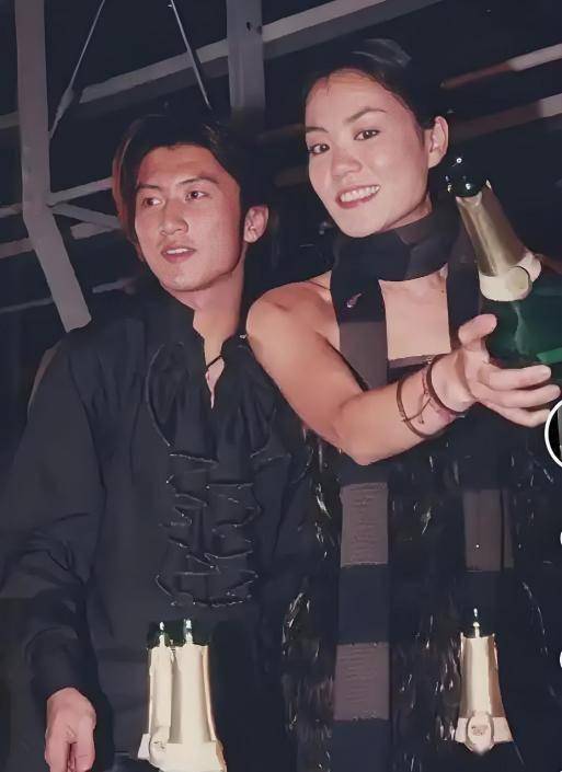 谢霆锋也没想到，爱了20年的王菲，到头来能让她开心的另有其人？(图7)