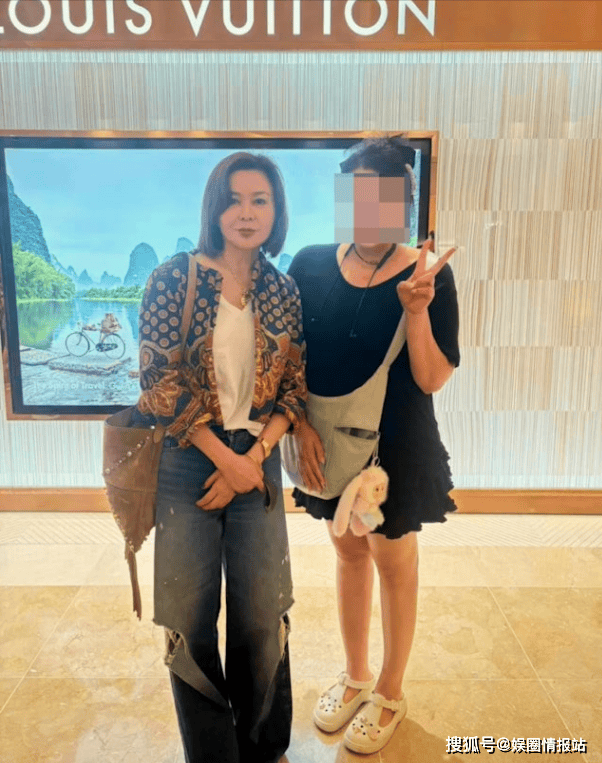 63岁关之琳街头被偶遇！170cm身高碾压全场，脱口罩贴脸合影动作太宠粉(图2)