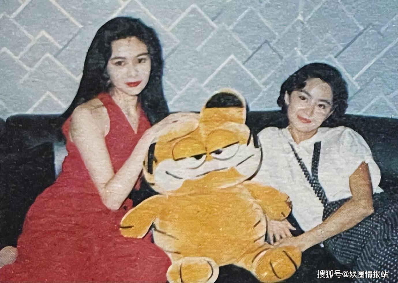 63岁关之琳街头被偶遇！170cm身高碾压全场，脱口罩贴脸合影动作太宠粉(图3)