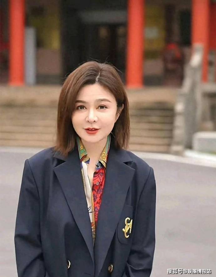 63岁关之琳街头被偶遇！170cm身高碾压全场，脱口罩贴脸合影动作太宠粉(图4)