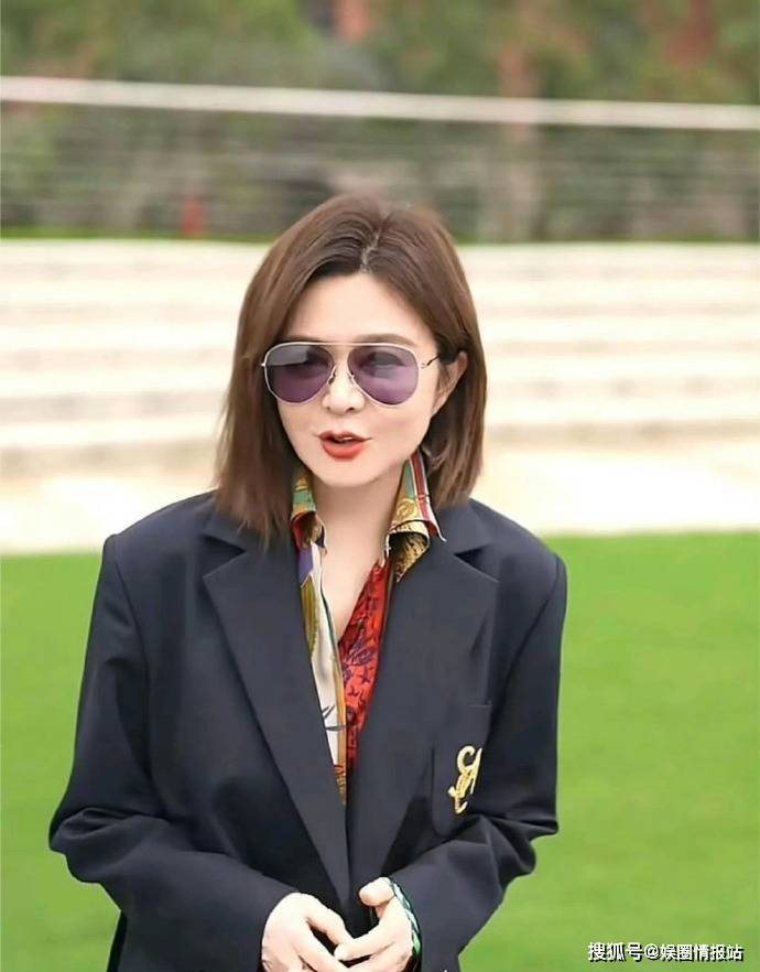 63岁关之琳街头被偶遇！170cm身高碾压全场，脱口罩贴脸合影动作太宠粉(图5)