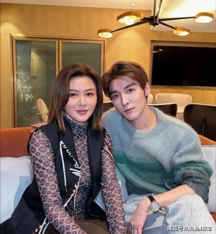 63岁关之琳街头被偶遇！170cm身高碾压全场，脱口罩贴脸合影动作太宠粉(图6)