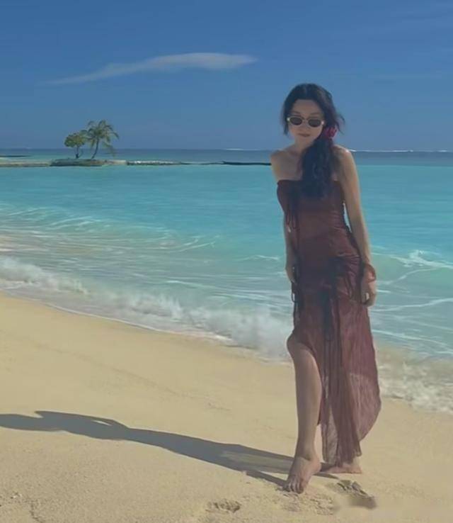 夏露去海岛度假，戴草帽甜笑像女明星，马龙陪两个儿子潜水好有爱(图2)