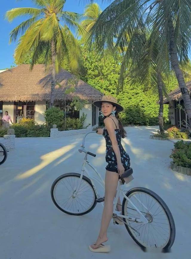 夏露去海岛度假，戴草帽甜笑像女明星，马龙陪两个儿子潜水好有爱(图4)