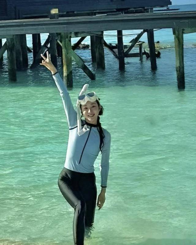 夏露去海岛度假，戴草帽甜笑像女明星，马龙陪两个儿子潜水好有爱(图3)