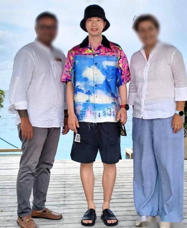 夏露去海岛度假，戴草帽甜笑像女明星，马龙陪两个儿子潜水好有爱(图8)