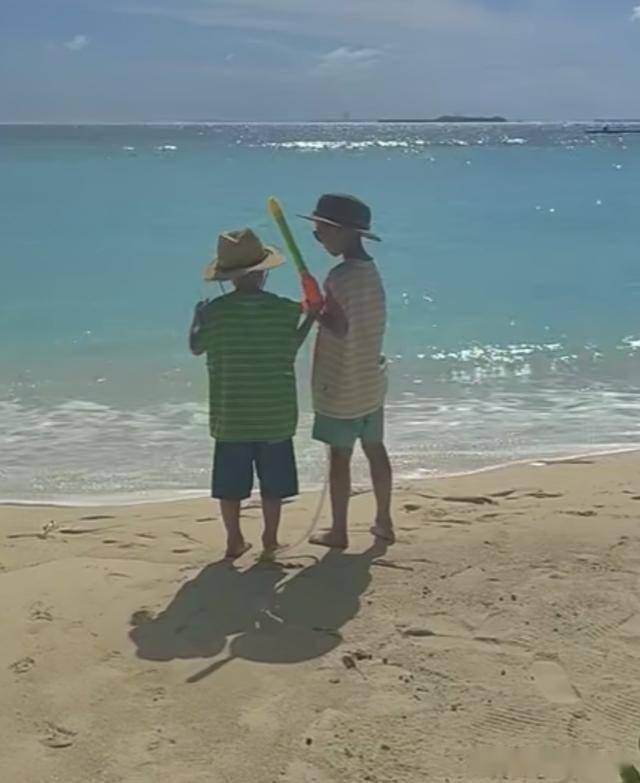 夏露去海岛度假，戴草帽甜笑像女明星，马龙陪两个儿子潜水好有爱(图6)