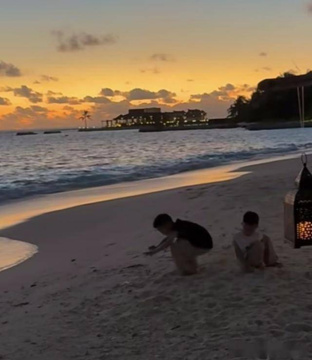 夏露去海岛度假，戴草帽甜笑像女明星，马龙陪两个儿子潜水好有爱(图7)