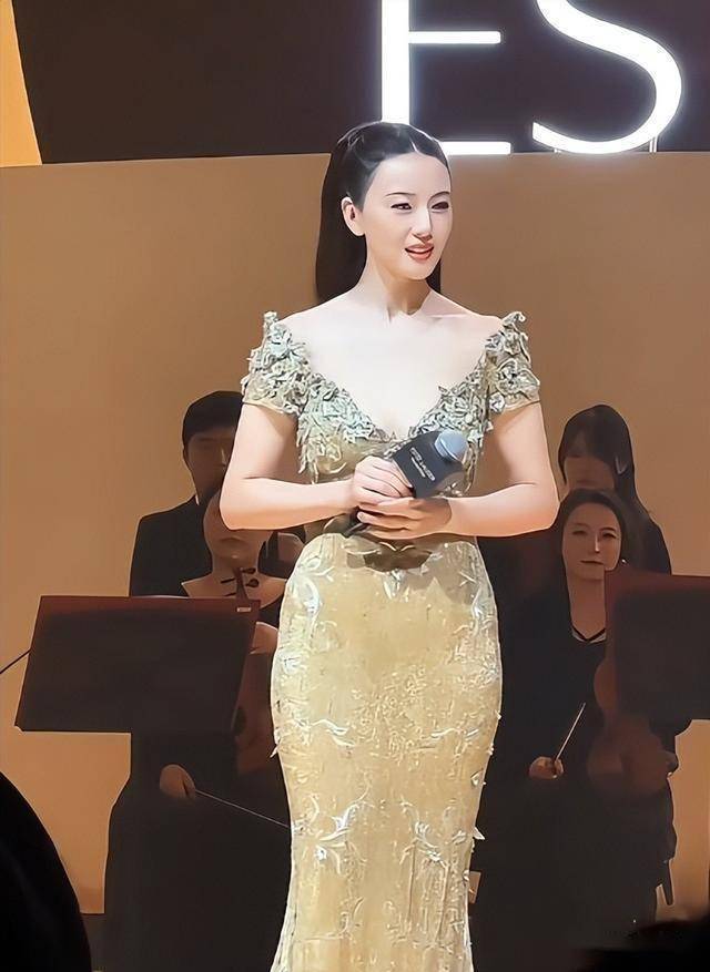 46岁高圆圆现身北京，穿低胸礼服绑高马尾