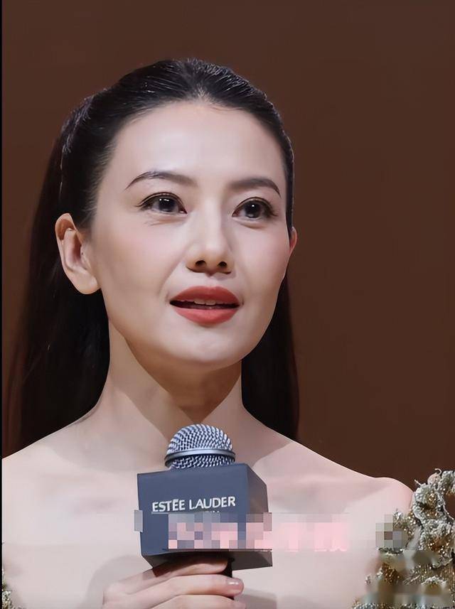 46岁高圆圆现身北京，穿低胸礼服绑高马尾，法令纹深腰臀比却绝了(图3)