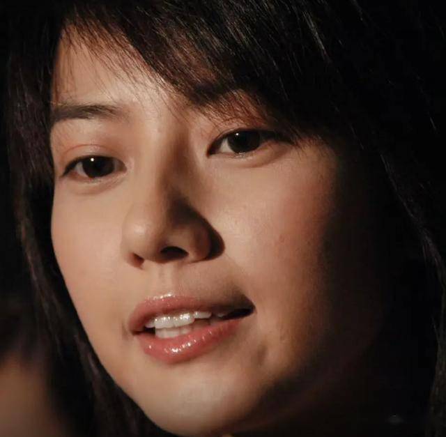 46岁高圆圆现身北京，穿低胸礼服绑高马尾，法令纹深腰臀比却绝了(图6)