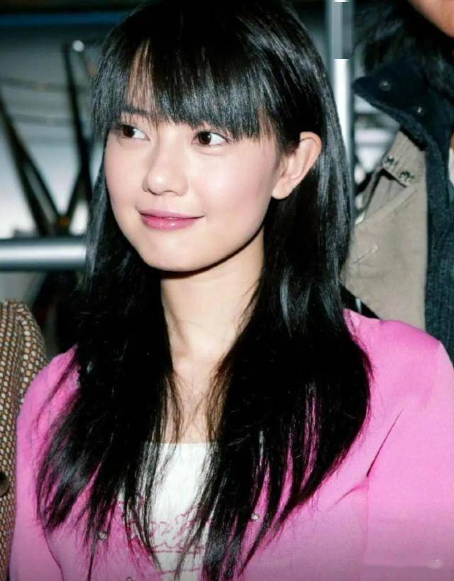 46岁高圆圆现身北京，穿低胸礼服绑高马尾，法令纹深腰臀比却绝了(图5)